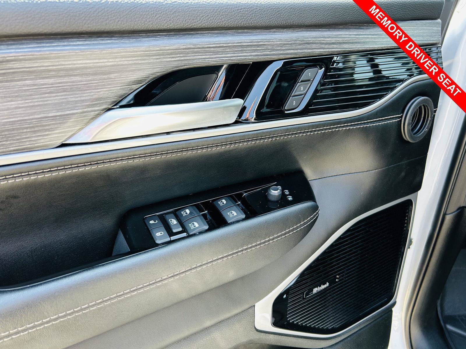 Used 2023 Jeep Wagoneer Series III w/ Premium Group I AWD/4WD image 18