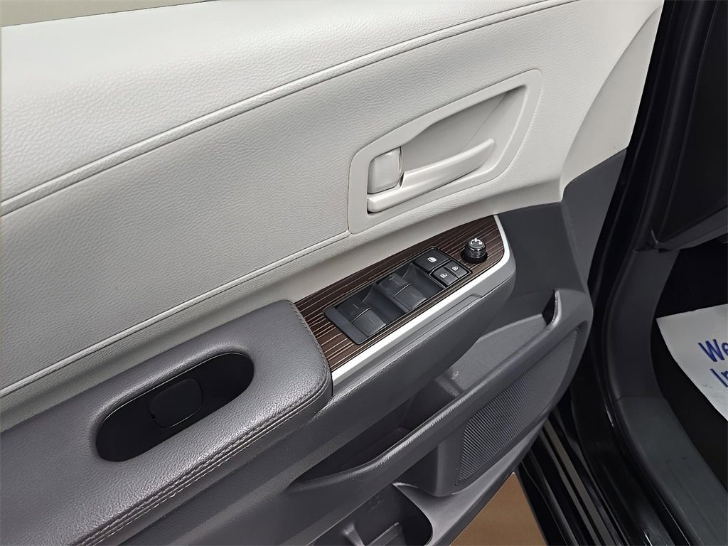 Used 2024 Toyota Sienna LE image 10