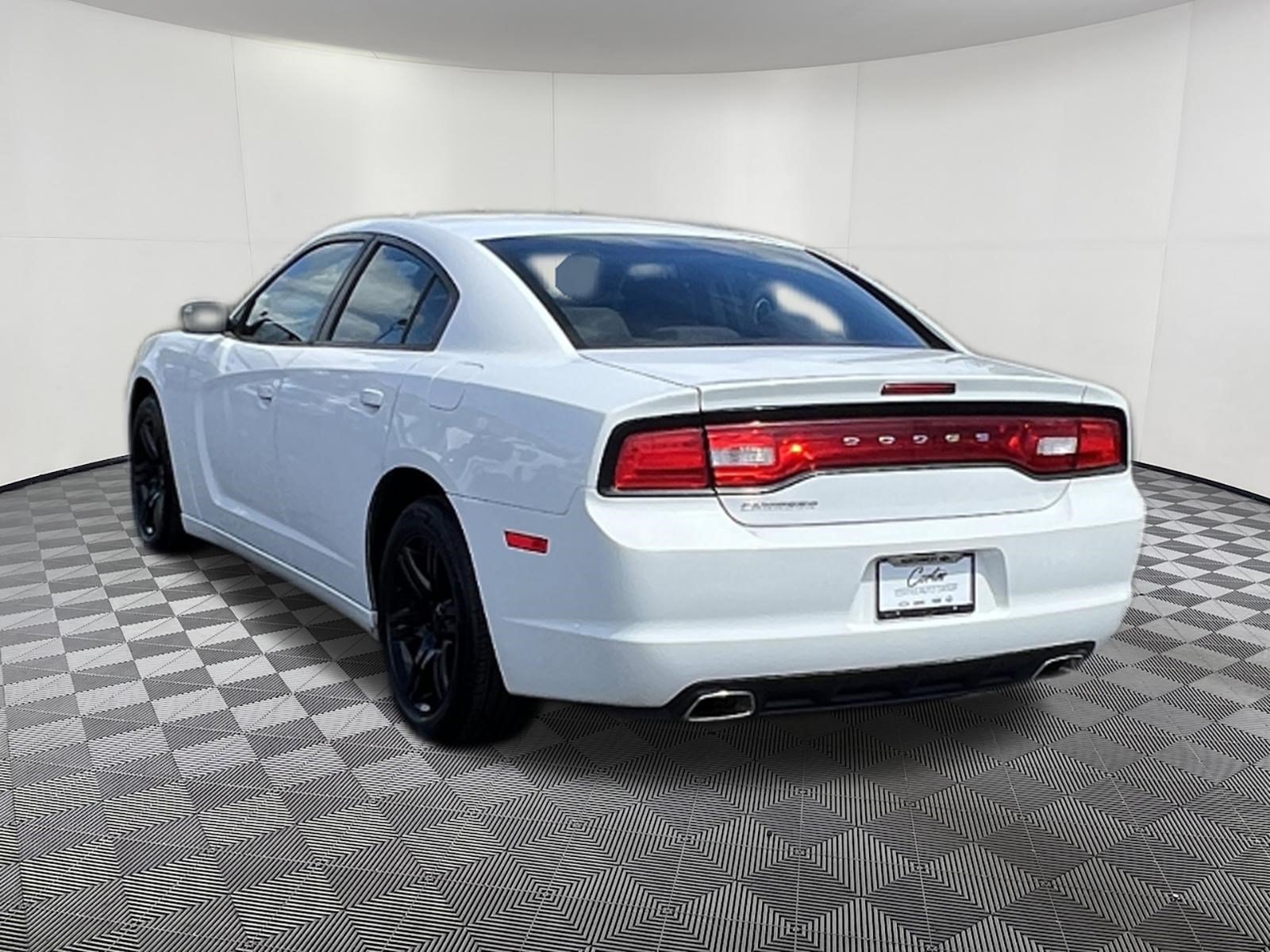 Used 2014 Dodge Charger SE RWD image 4