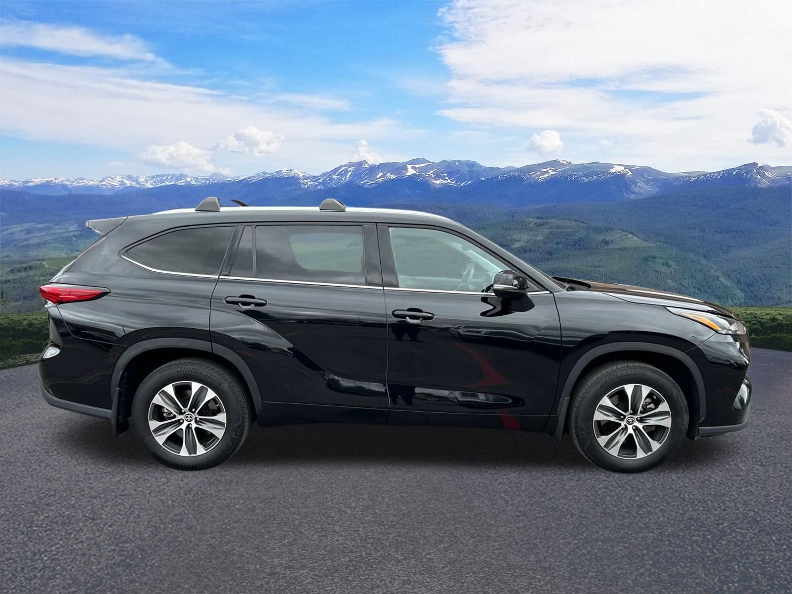 Used 2022 Toyota Highlander XLE AWD/4WD image 7