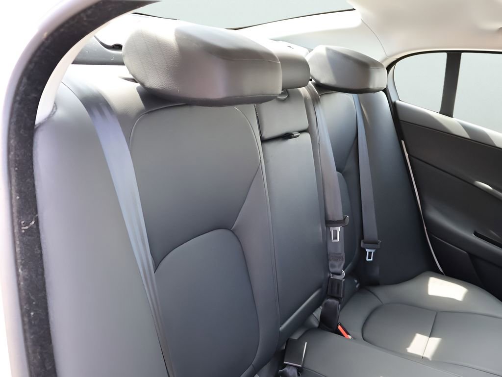 Used 2019 Jaguar XE Premium image 14