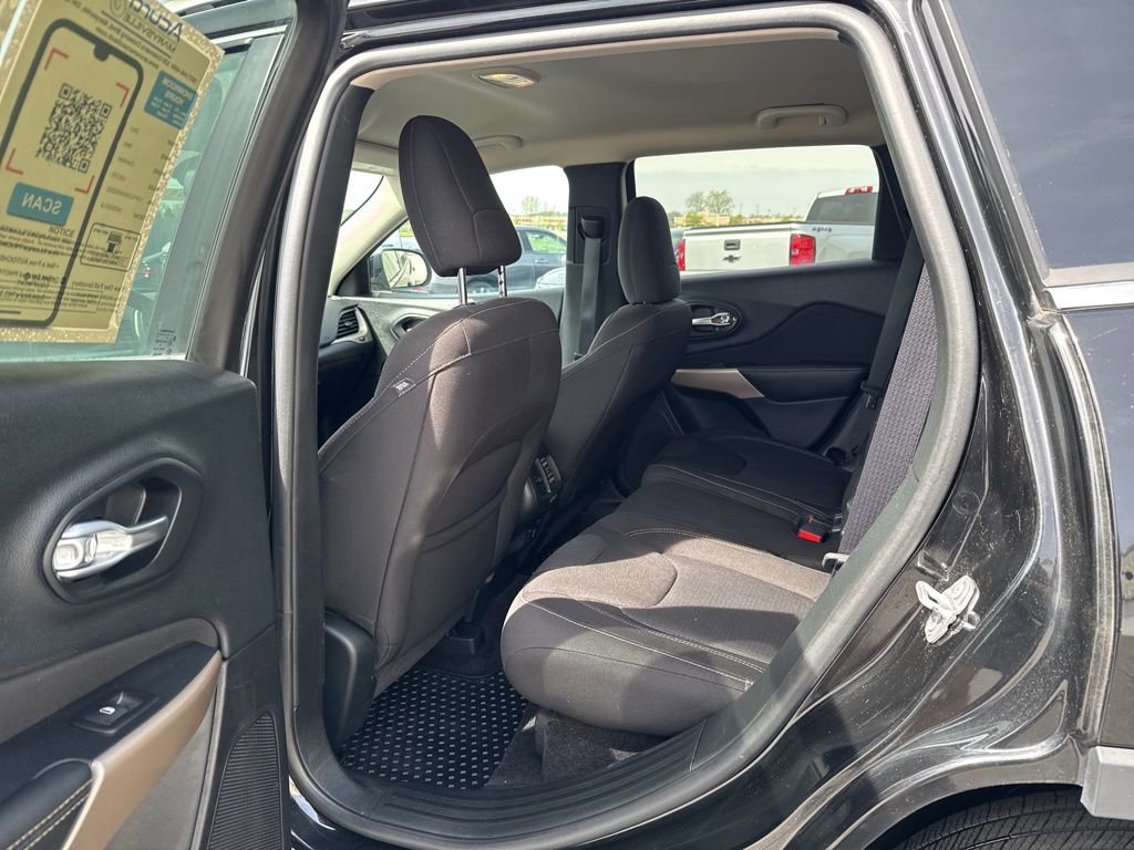 Used 2017 Jeep Cherokee Latitude w/ Cold Weather Group FWD image 33