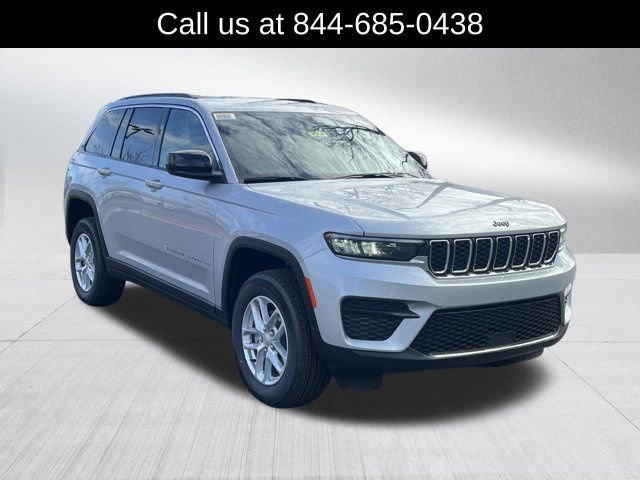 New 2025 Jeep Grand Cherokee Laredo image 3