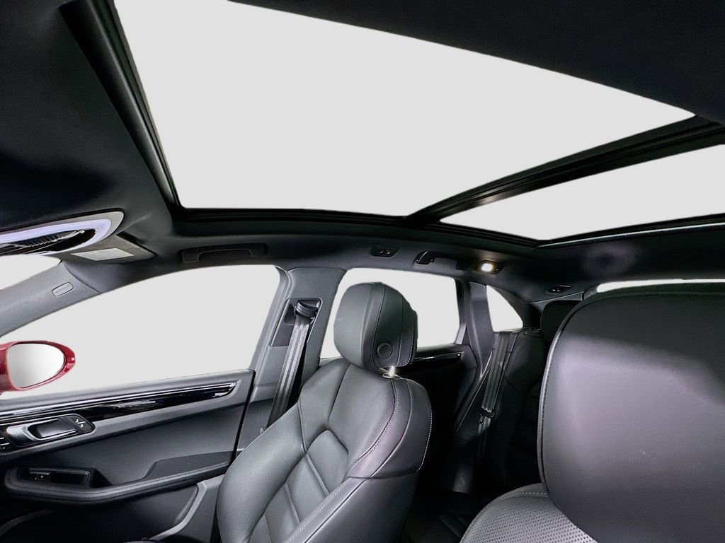 Certified 2025 Porsche Macan image 14