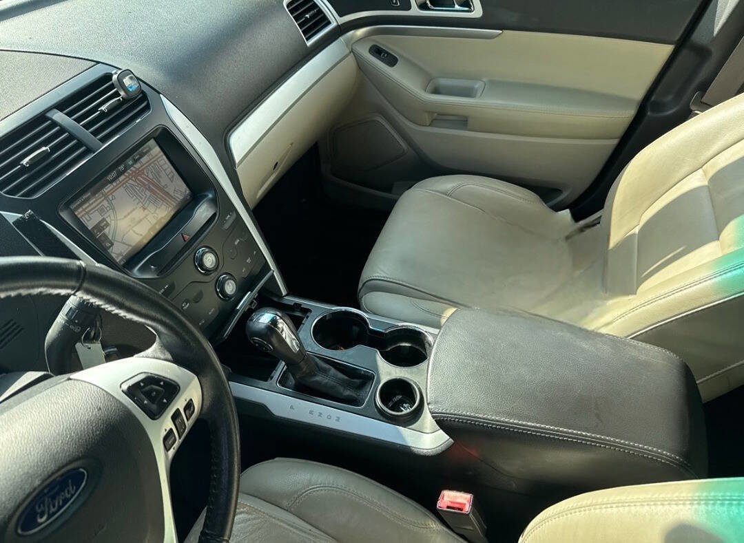 Used 2015 Ford Explorer XLT w/ Equipment Group 202B image 25