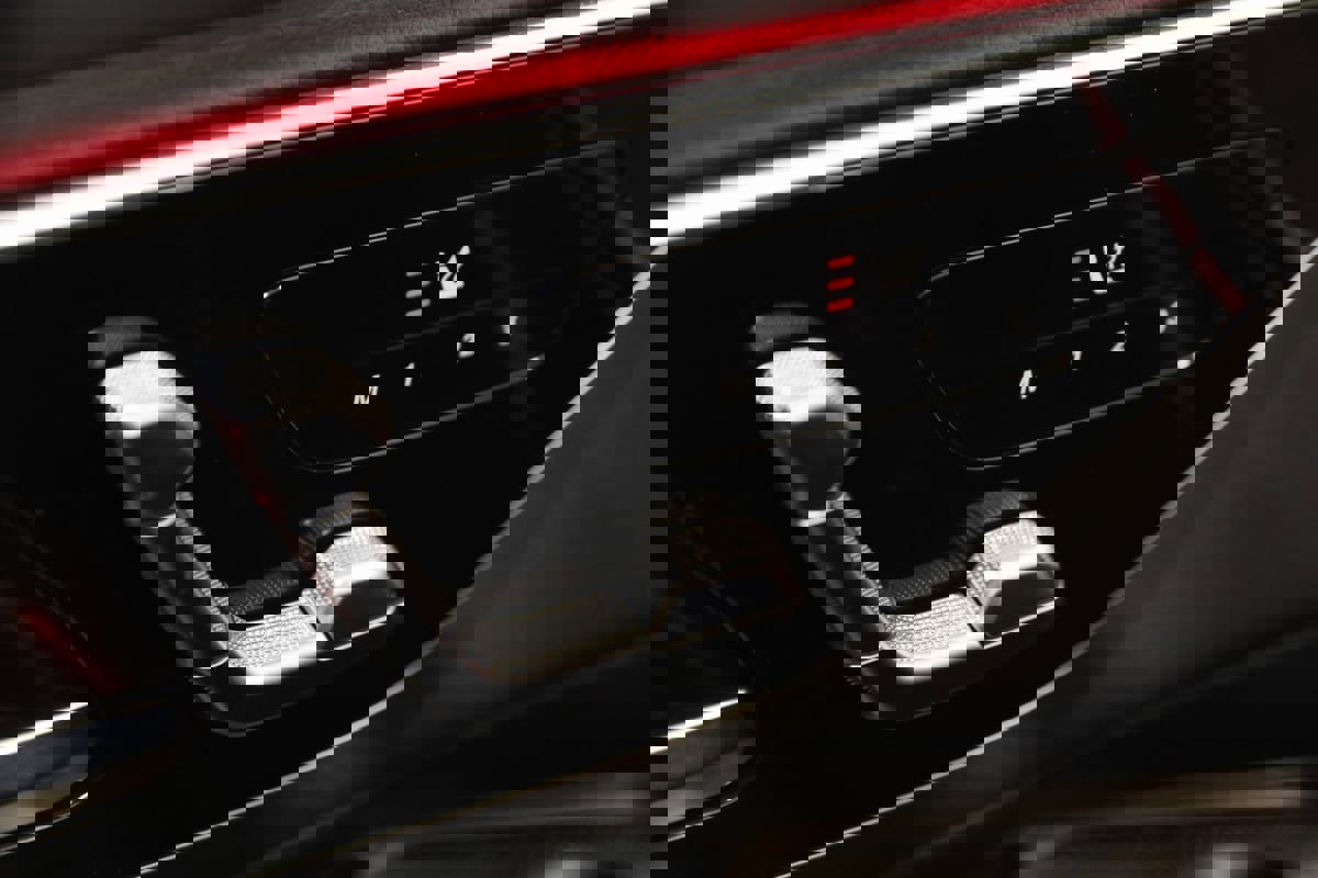 Used 2025 Mercedes-Benz GLC 300 4MATIC SUV image 8