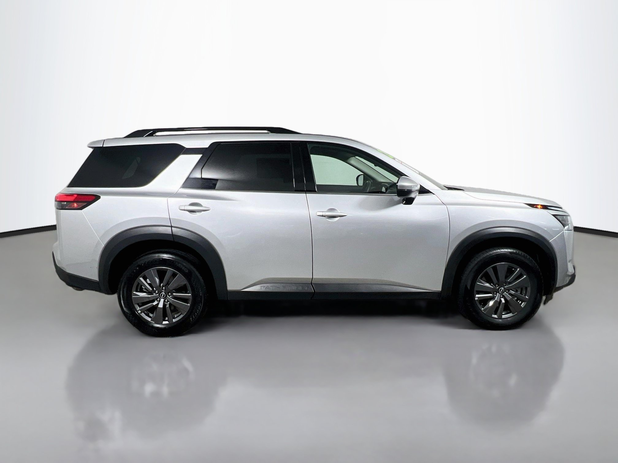 Used 2025 Nissan Pathfinder SV FWD image 3