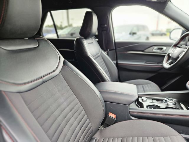 Used 2025 Ford Explorer ST-Line w/ ST-Line Street Pack image 14