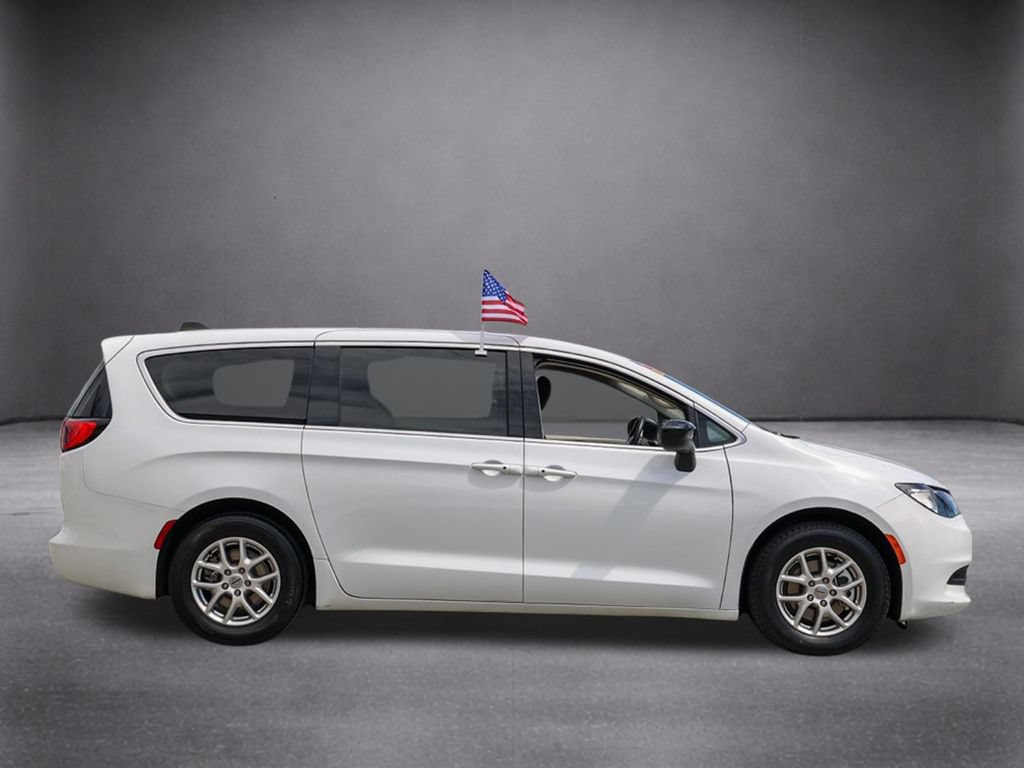 Used 2024 Chrysler Voyager LX FWD image 3