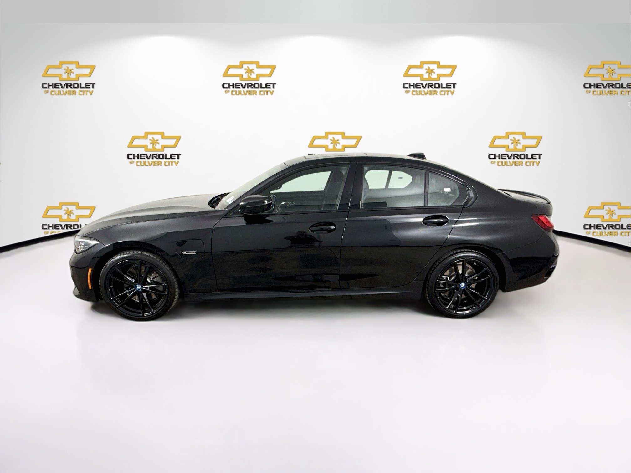Used 2022 BMW 330e w/ M Sport Package RWD image 5