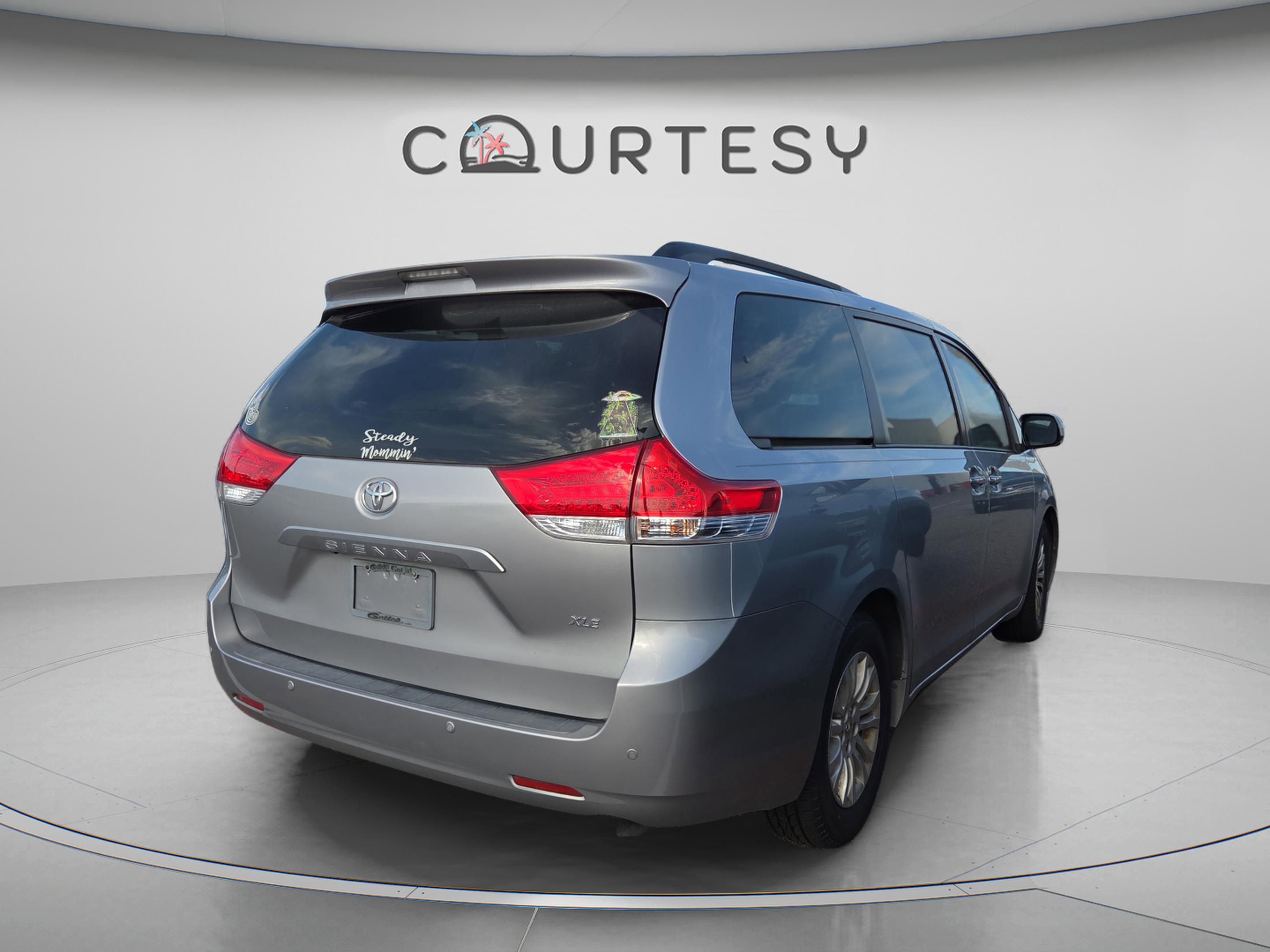 Used 2014 Toyota Sienna XLE image 2