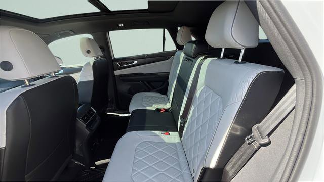 Used 2024 Volkswagen Atlas Cross Sport SEL Premium R-Line image 22