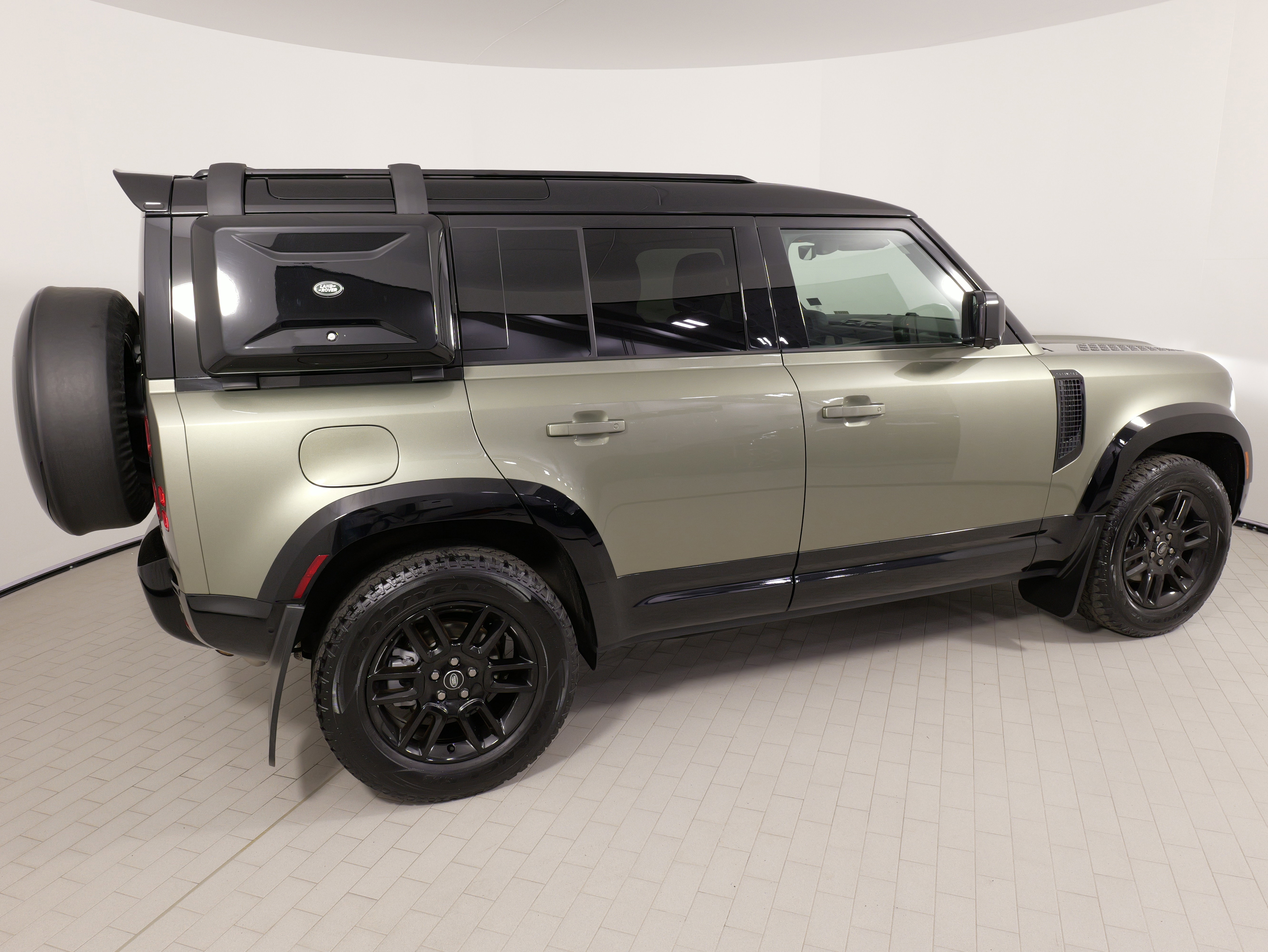 Used 2024 Land Rover Defender 110 S image 9