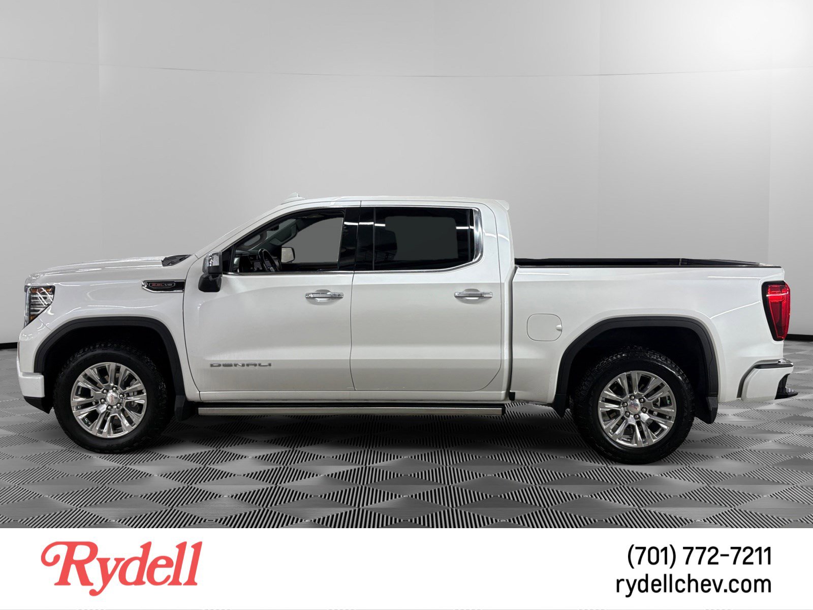 Used 2023 GMC Sierra 1500 Denali w/ Technology Package AWD/4WD image 2