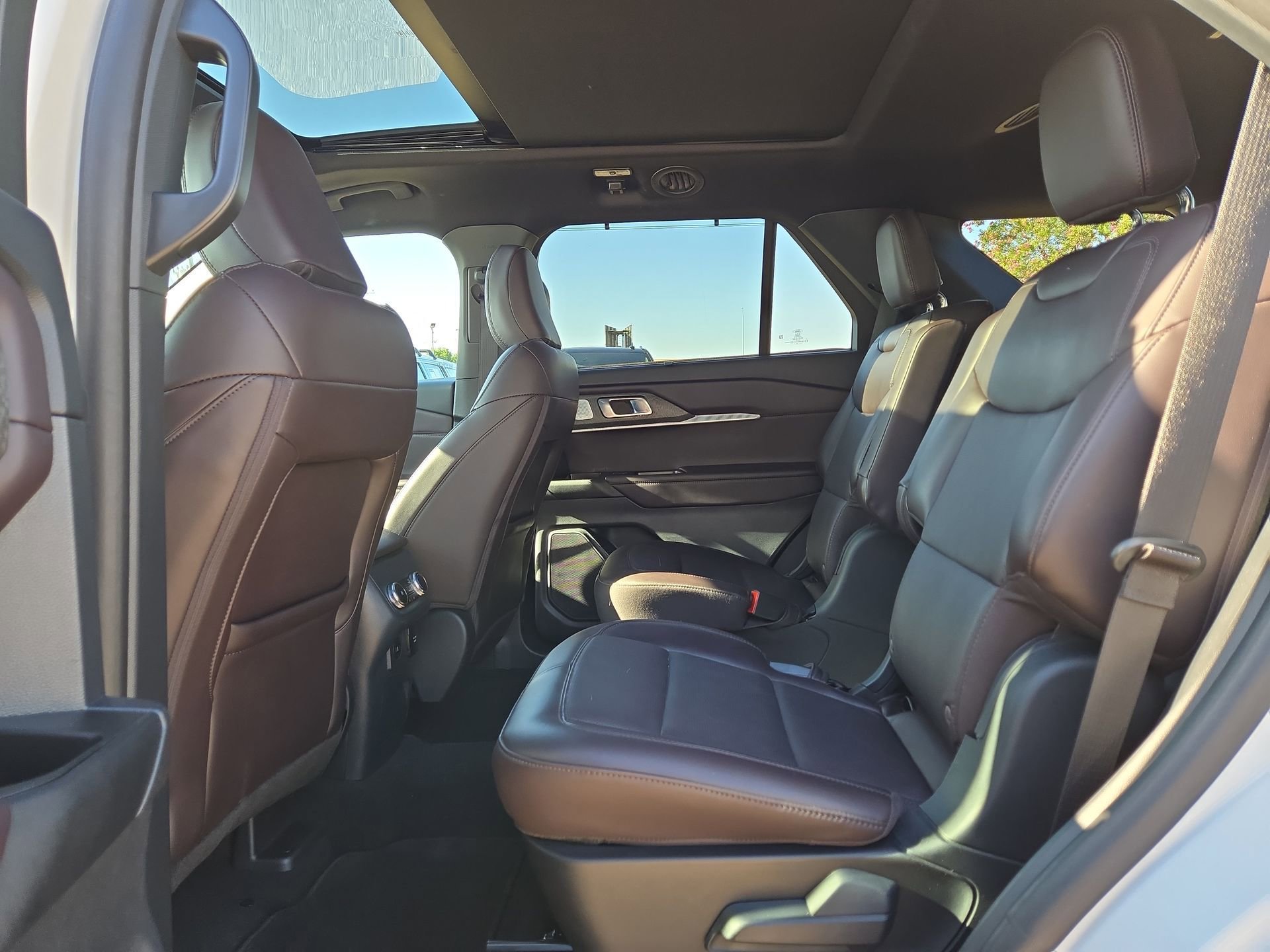 Used 2025 Ford Explorer Platinum RWD image 13