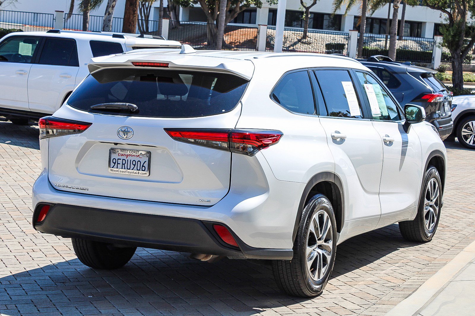 Used 2023 Toyota Highlander XLE FWD image 7