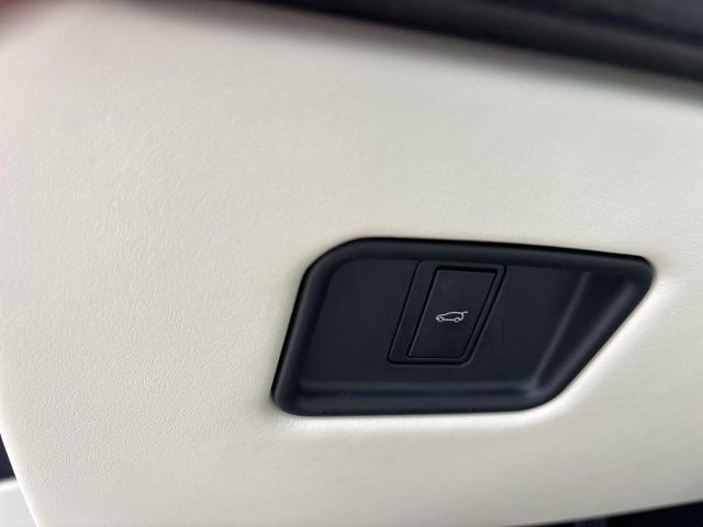 Used 2024 Land Rover Range Rover SE image 26