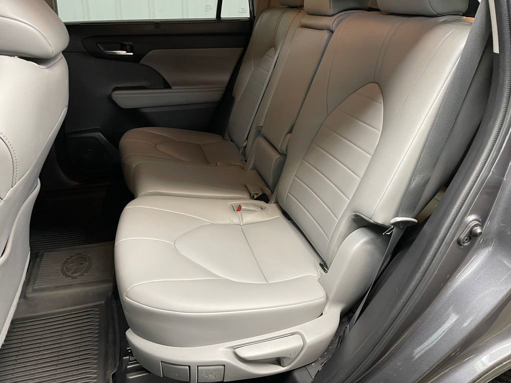 Used 2022 Toyota Highlander XLE image 17