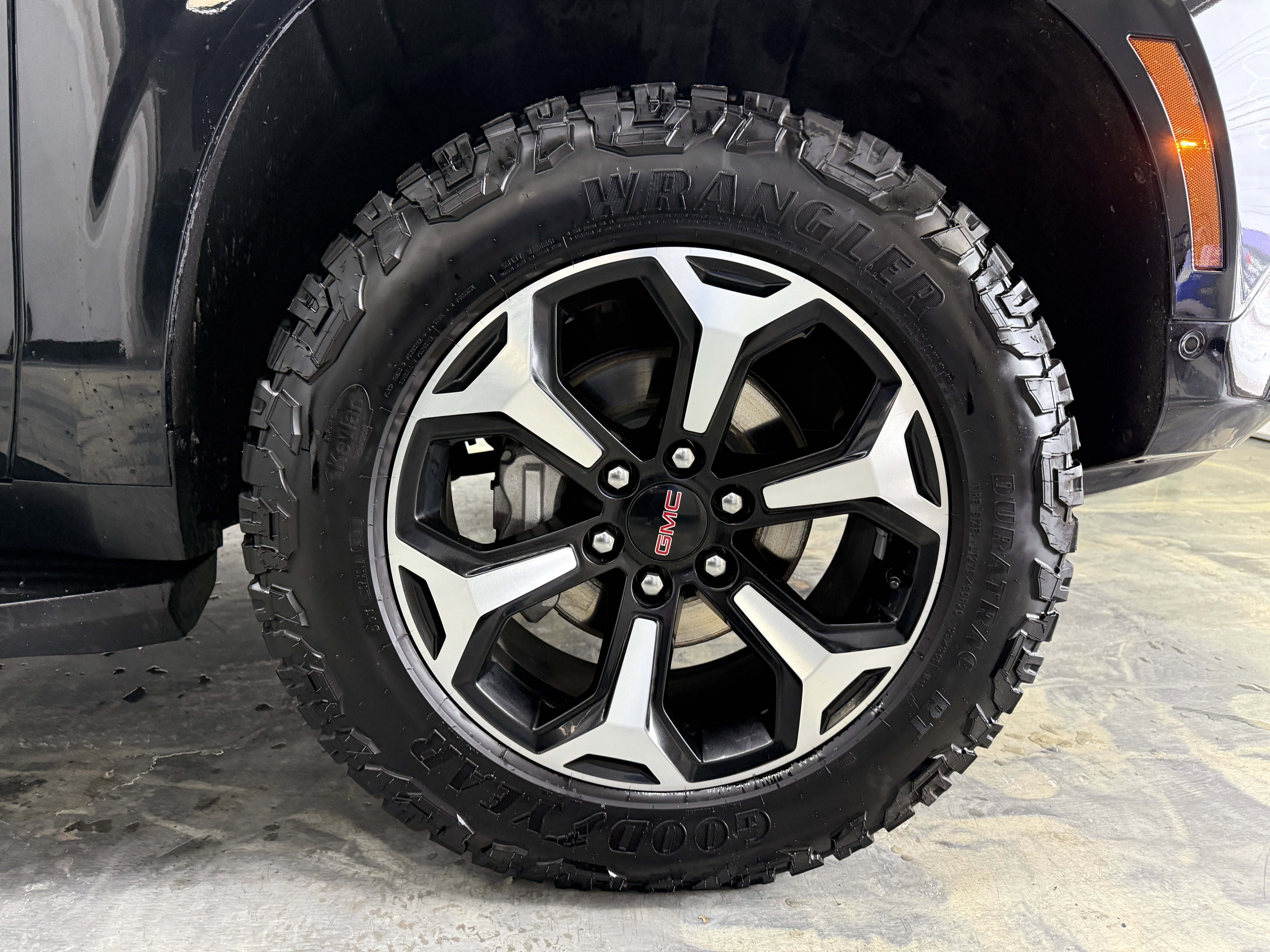 Used 2025 GMC Yukon XL AT4 image 38