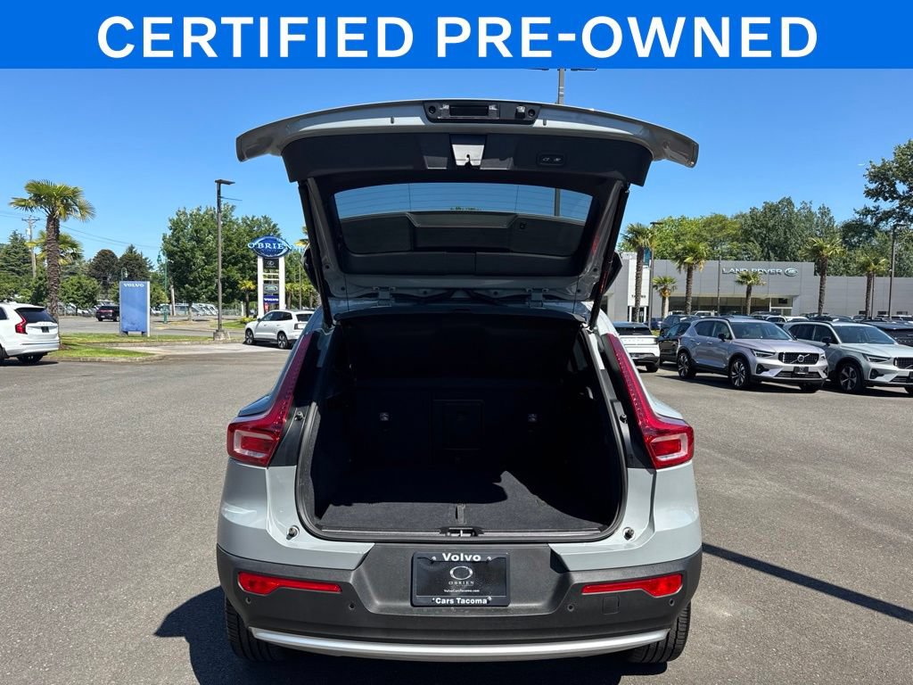 Certified 2025 Volvo XC40 B5 Plus AWD/4WD image 16