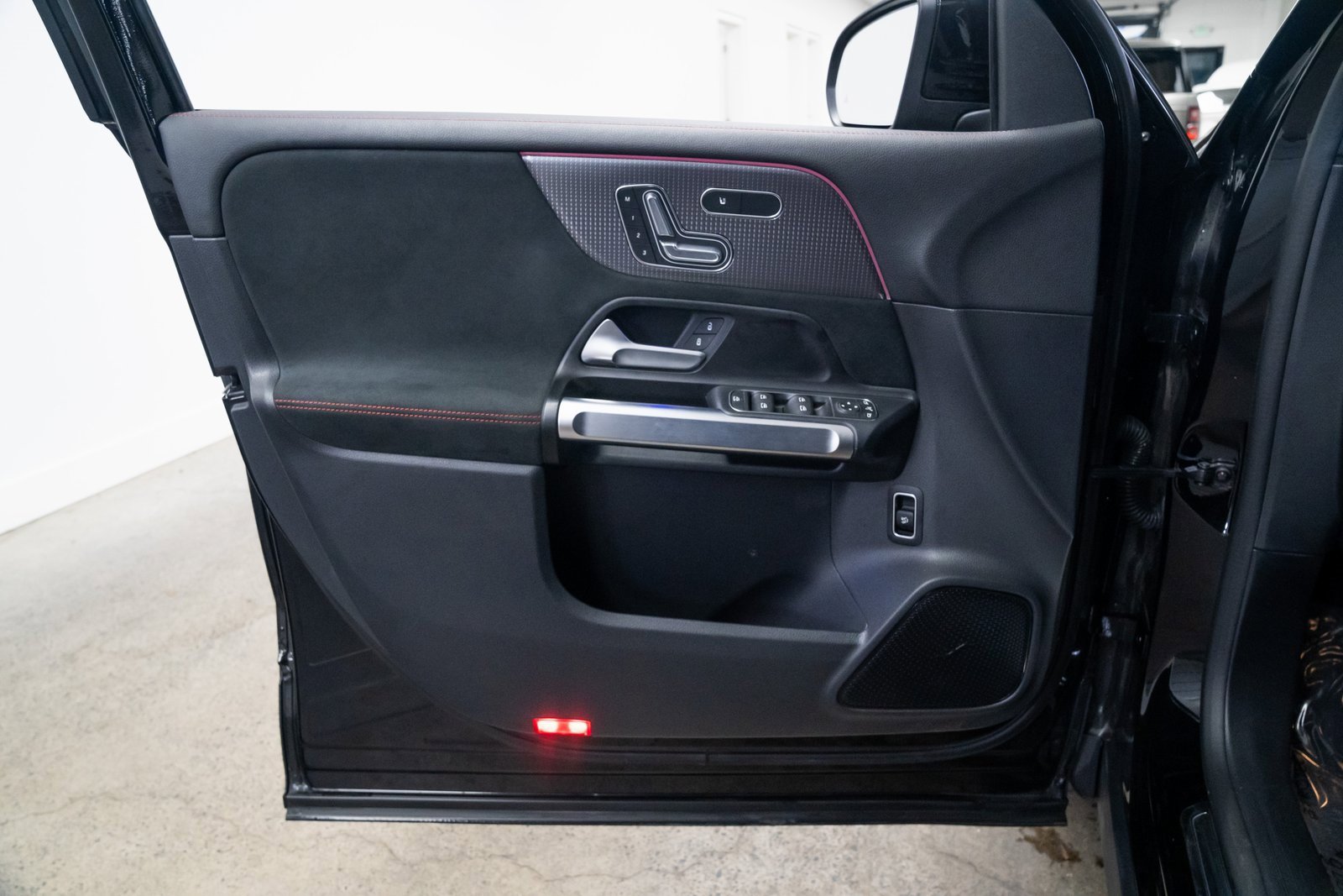 Used 2023 Mercedes-Benz EQB 300 4MATIC image 15