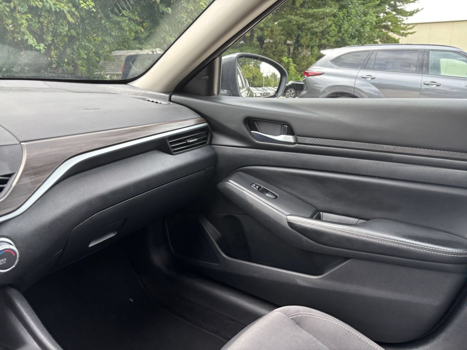 Used 2025 Nissan Altima 2.5 SV FWD image 34