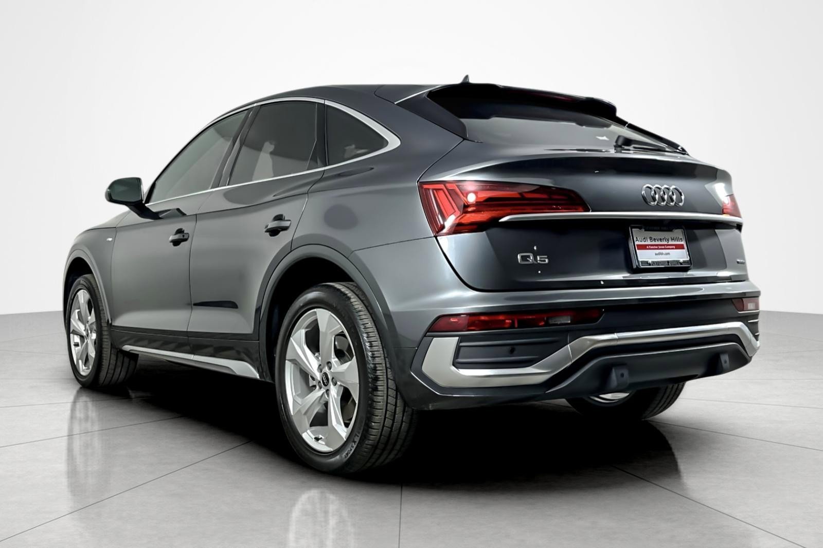 Used 2023 Audi Q5 2.0T Premium w/ Convenience Package image 3
