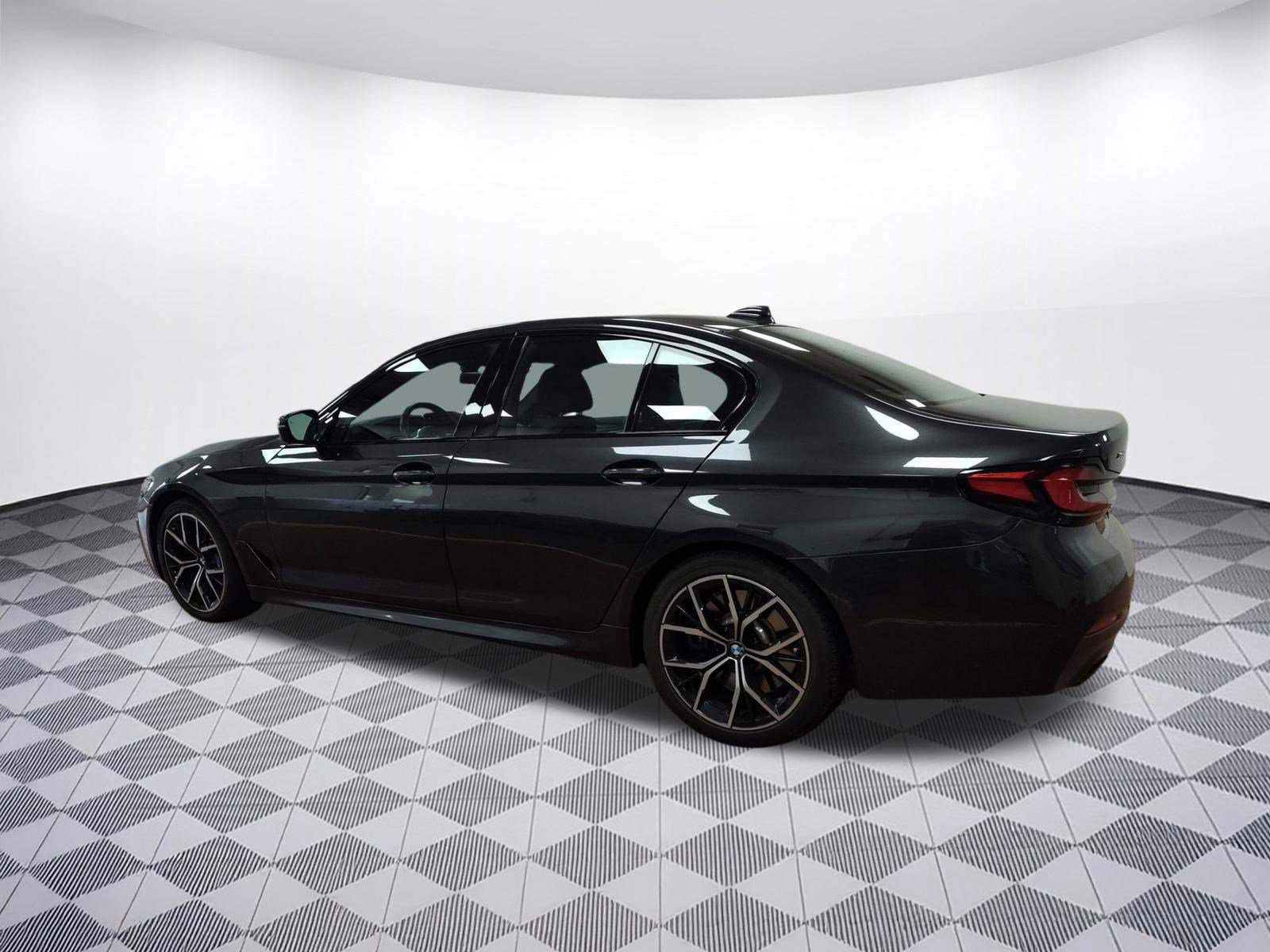 Used 2022 BMW 540i xDrive w/ M Sport Package image 3