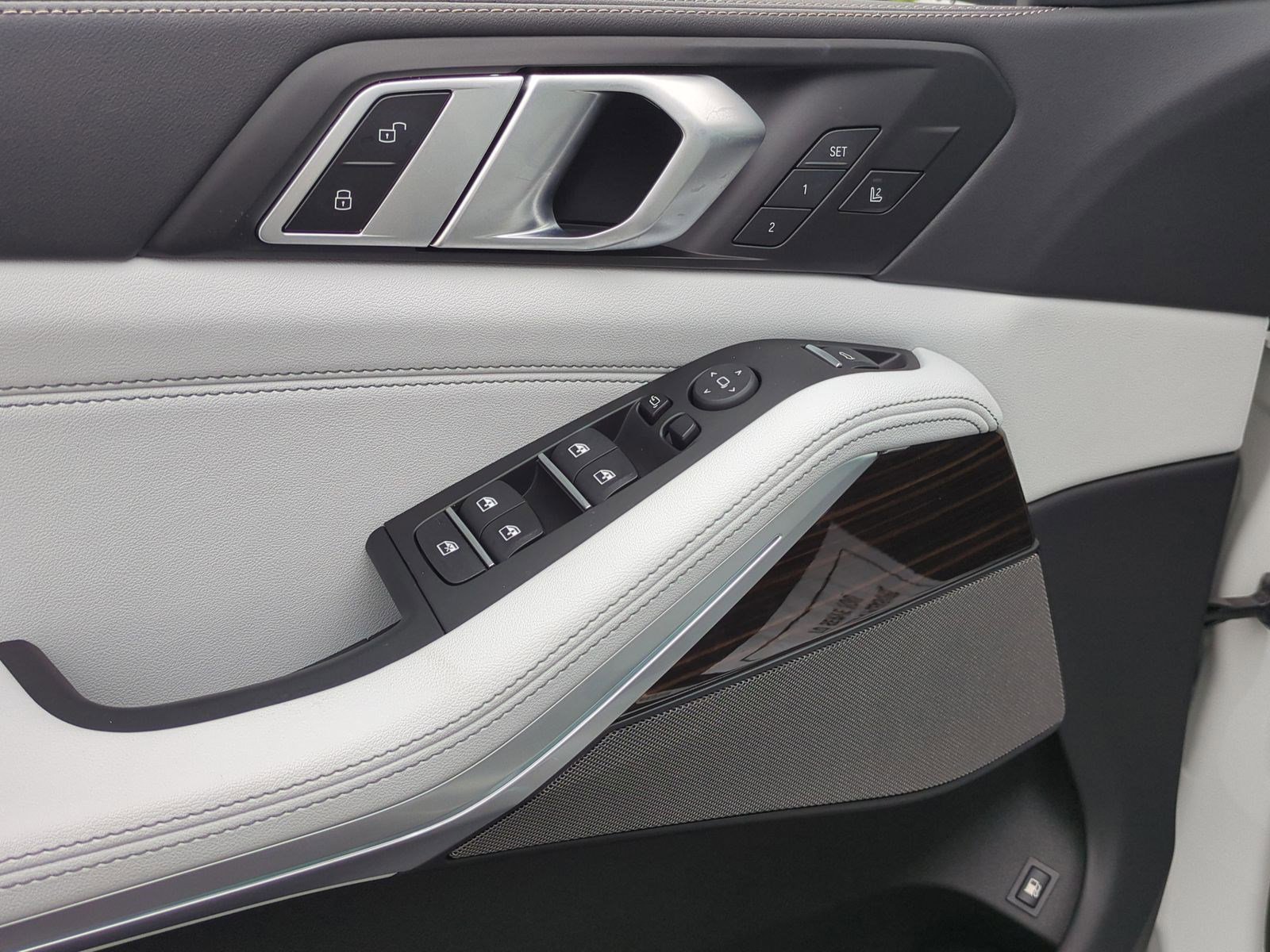 Used 2025 BMW X5 xDrive50e w/ Premium Package image 14