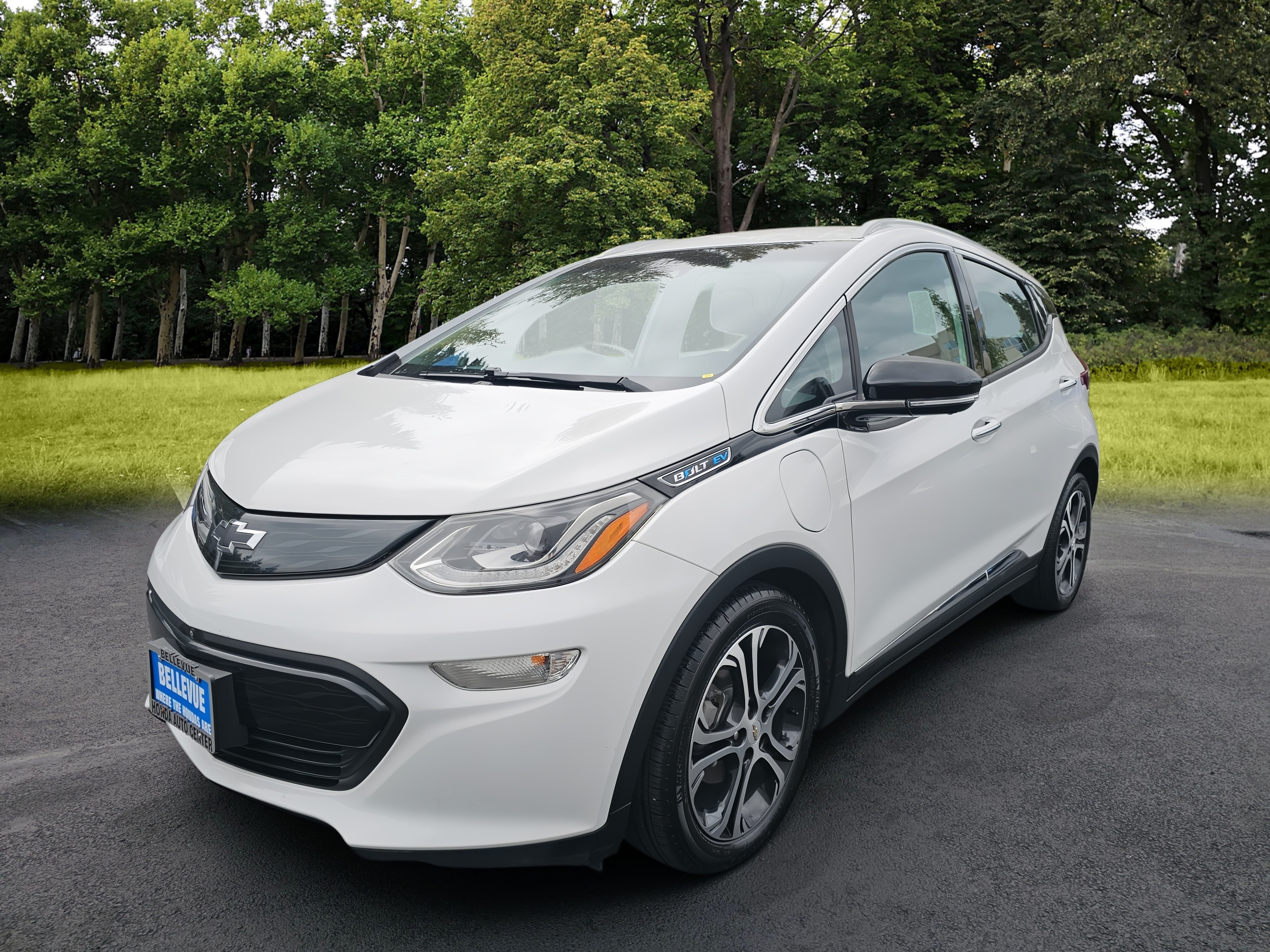Used 2019 Chevrolet Bolt Premier w/ Infotainment Package FWD image 3