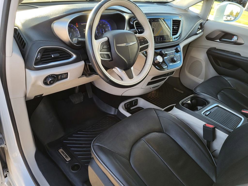 Used 2018 Chrysler Pacifica Limited image 22