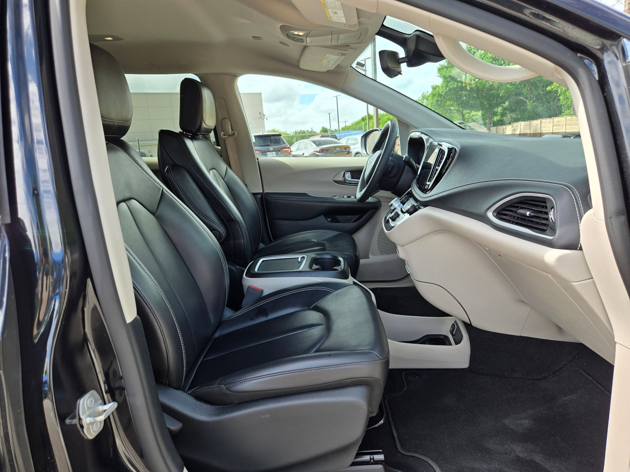 Used 2023 Chrysler Pacifica Touring-L image 26