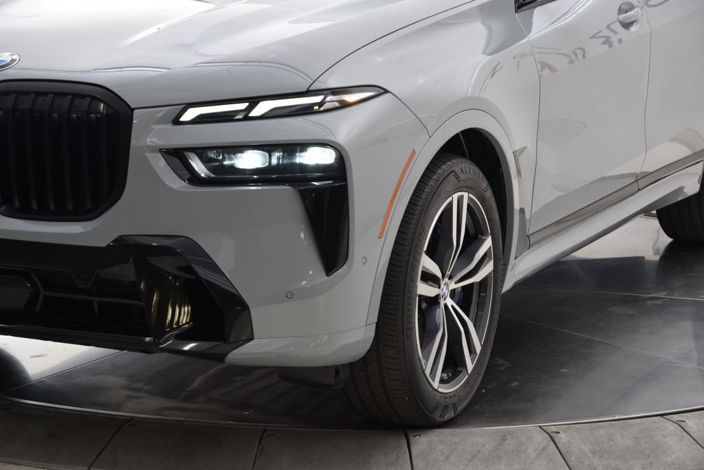 Used 2024 BMW X7 xDrive40i w/ M Sport Package AWD/4WD image 11