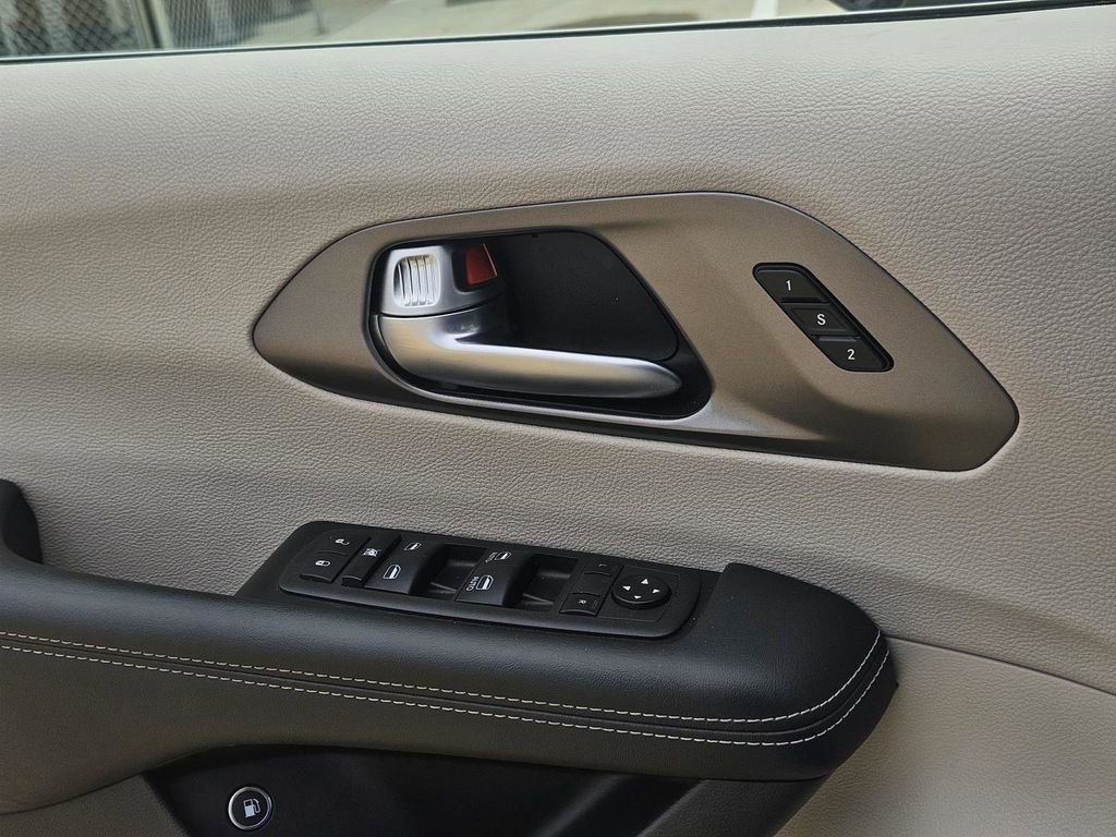 Used 2024 Chrysler Pacifica Select image 9