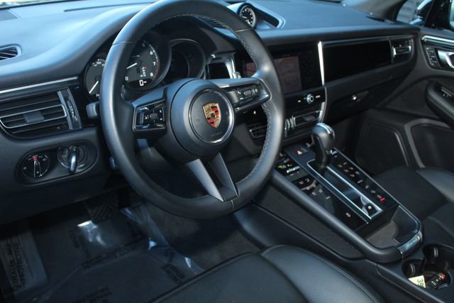 Certified 2023 Porsche Macan image 4