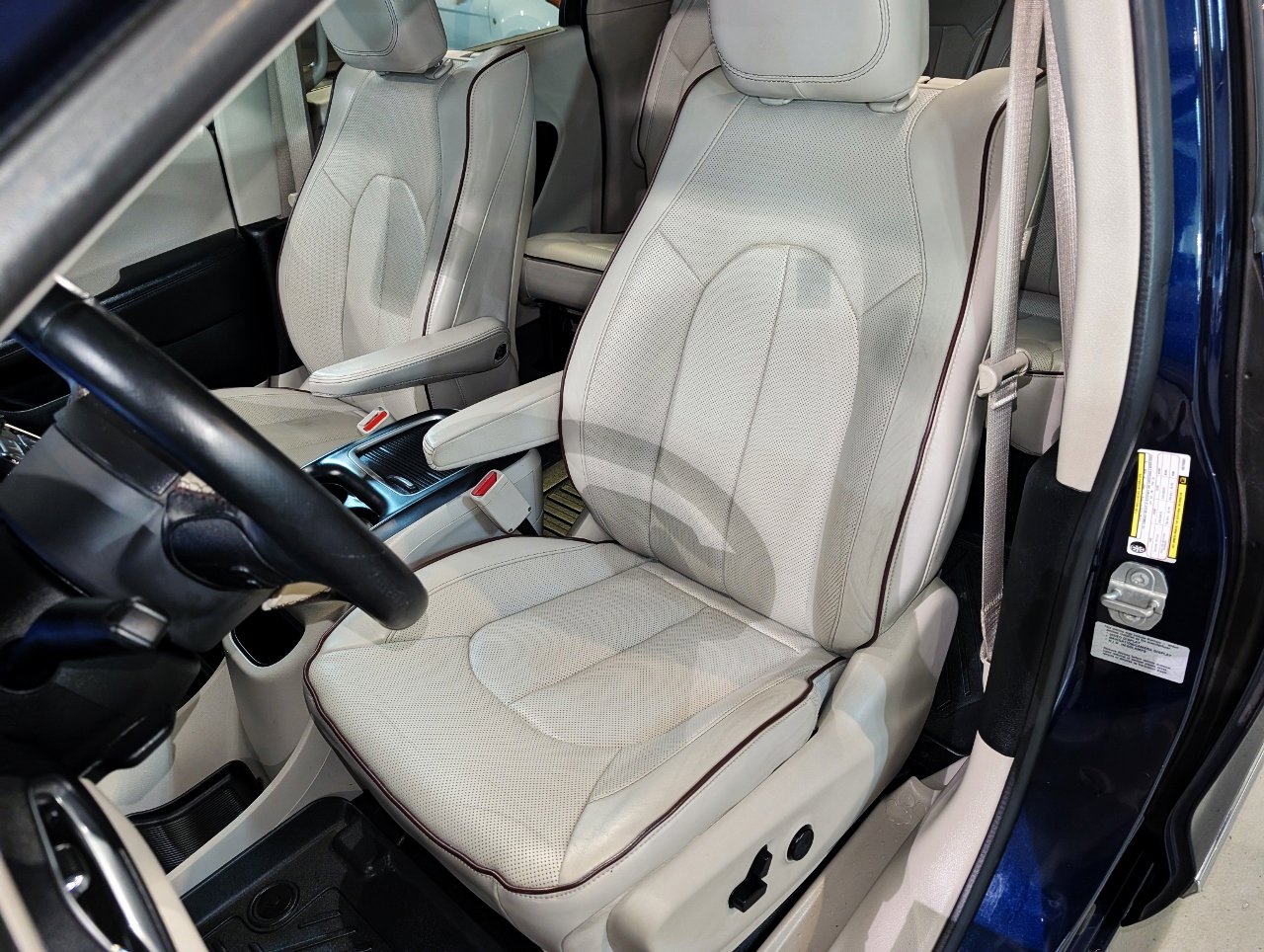 Used 2017 Chrysler Pacifica Limited image 21