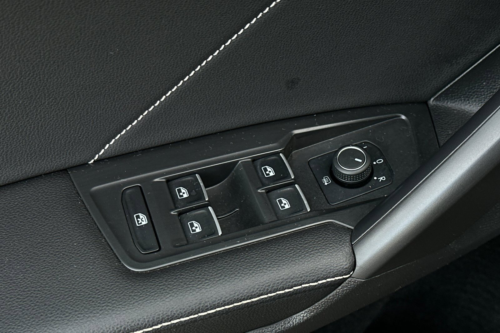 Used 2022 Volkswagen Tiguan SE image 11