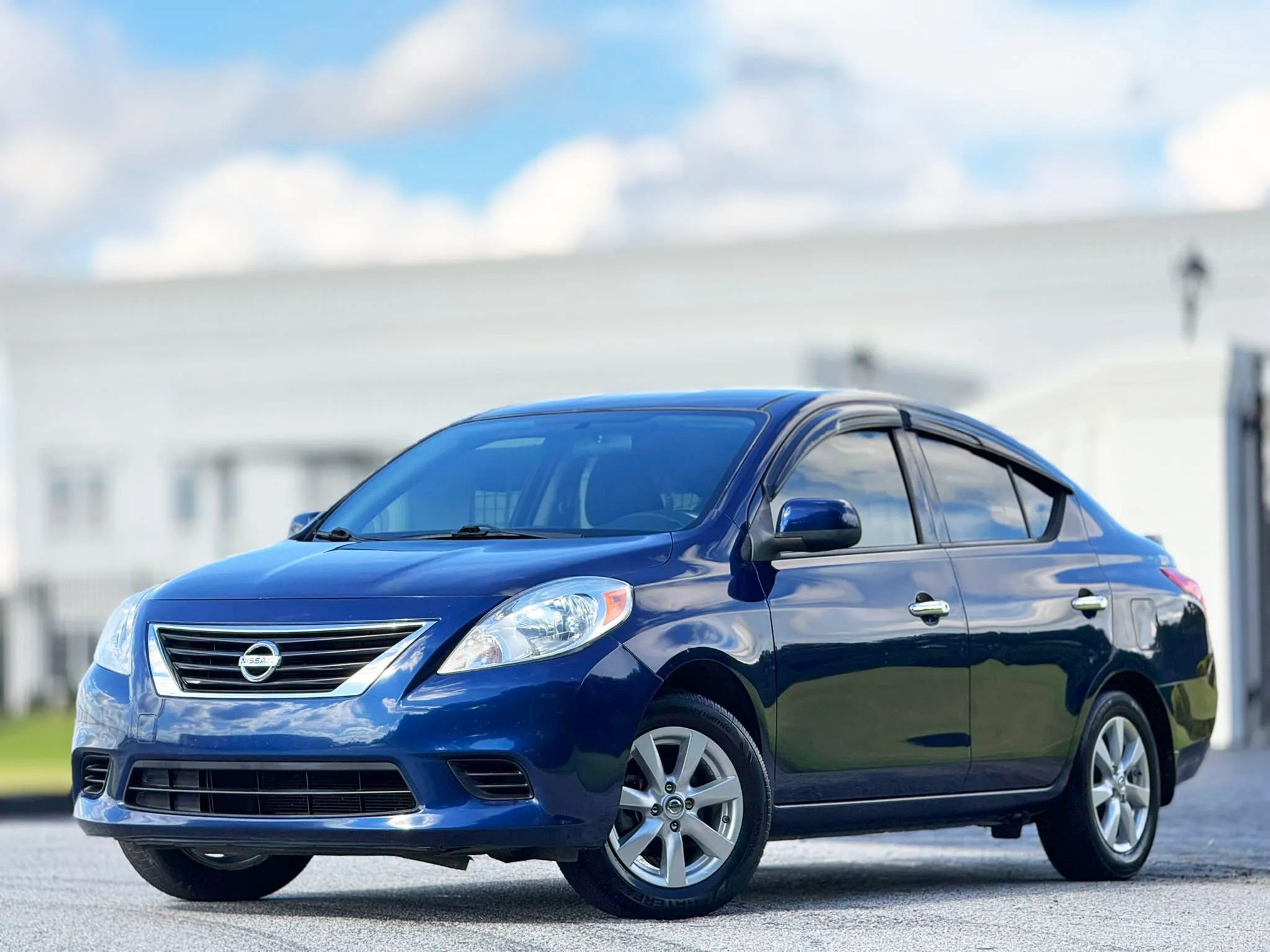 Used 2014 Nissan Versa SV w/ Convenience Package FWD image 1