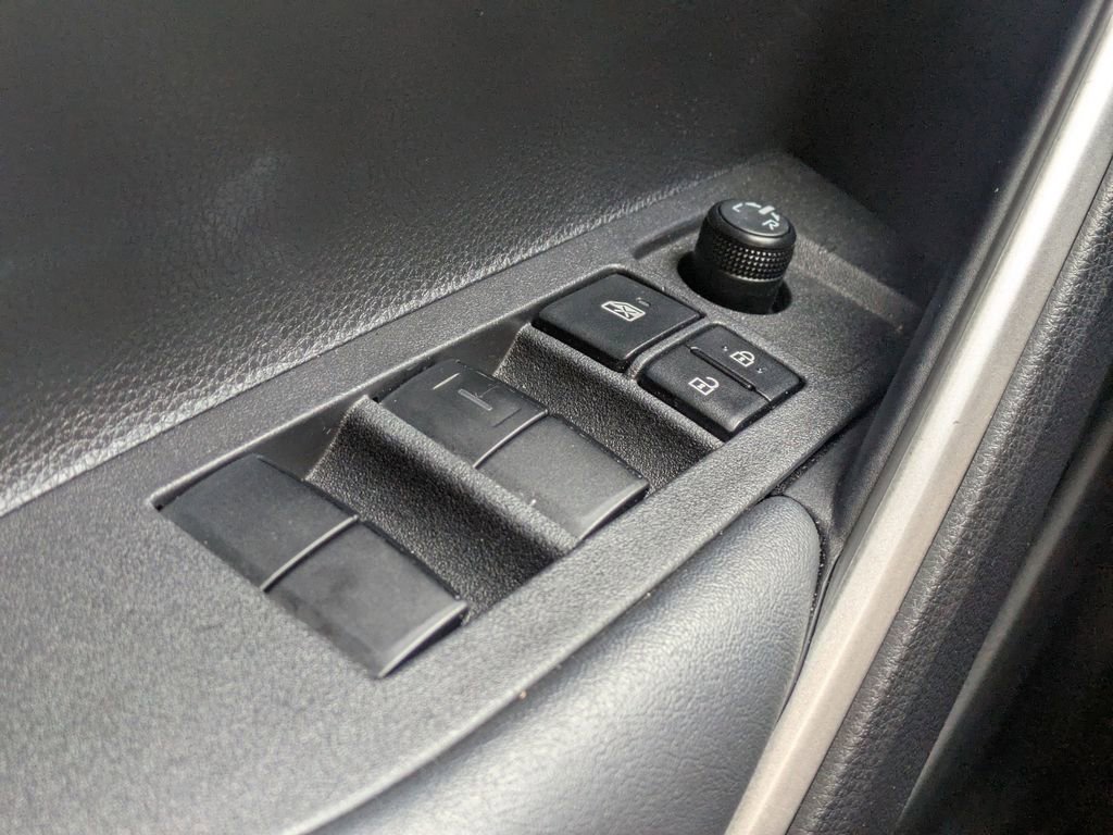 Used 2025 Toyota Corolla Cross L image 21
