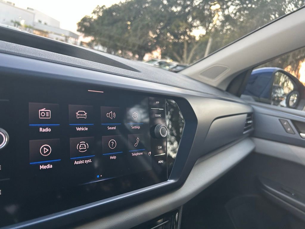 Used 2022 Volkswagen Taos SE w/ Driver Assistance Package image 12