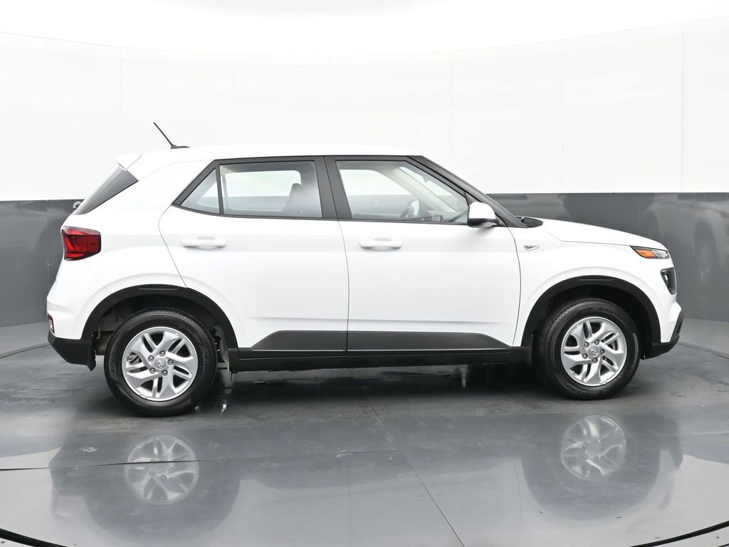 Certified 2025 Hyundai Venue SE image 3