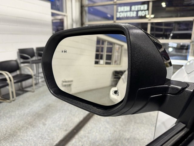 Used 2025 Chevrolet Traverse LT image 26