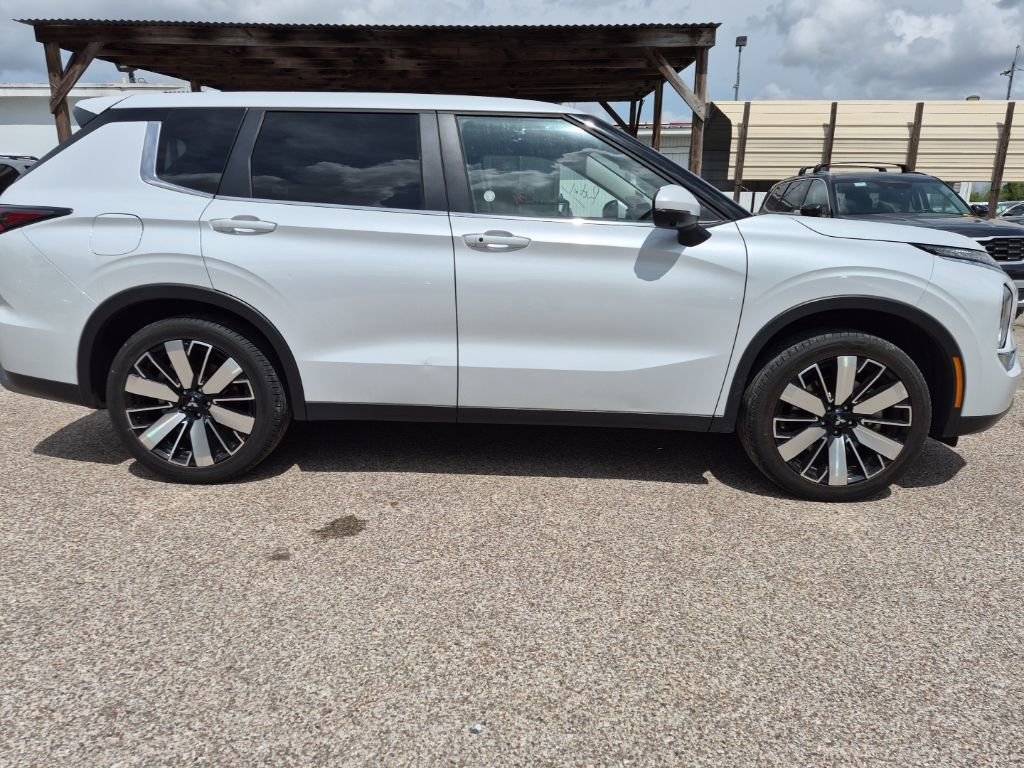 Used 2025 Mitsubishi Outlander AWD image 3