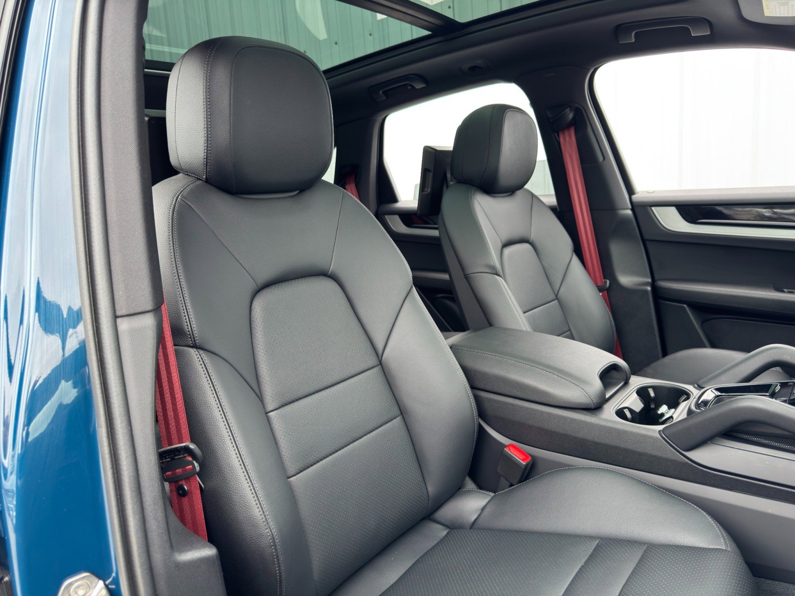 Used 2024 Porsche Cayenne w/ Premium Package image 43