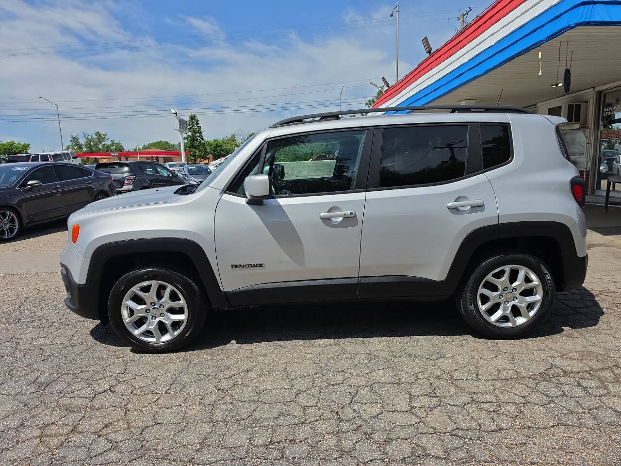Used 2016 Jeep Renegade Latitude AWD/4WD image 3