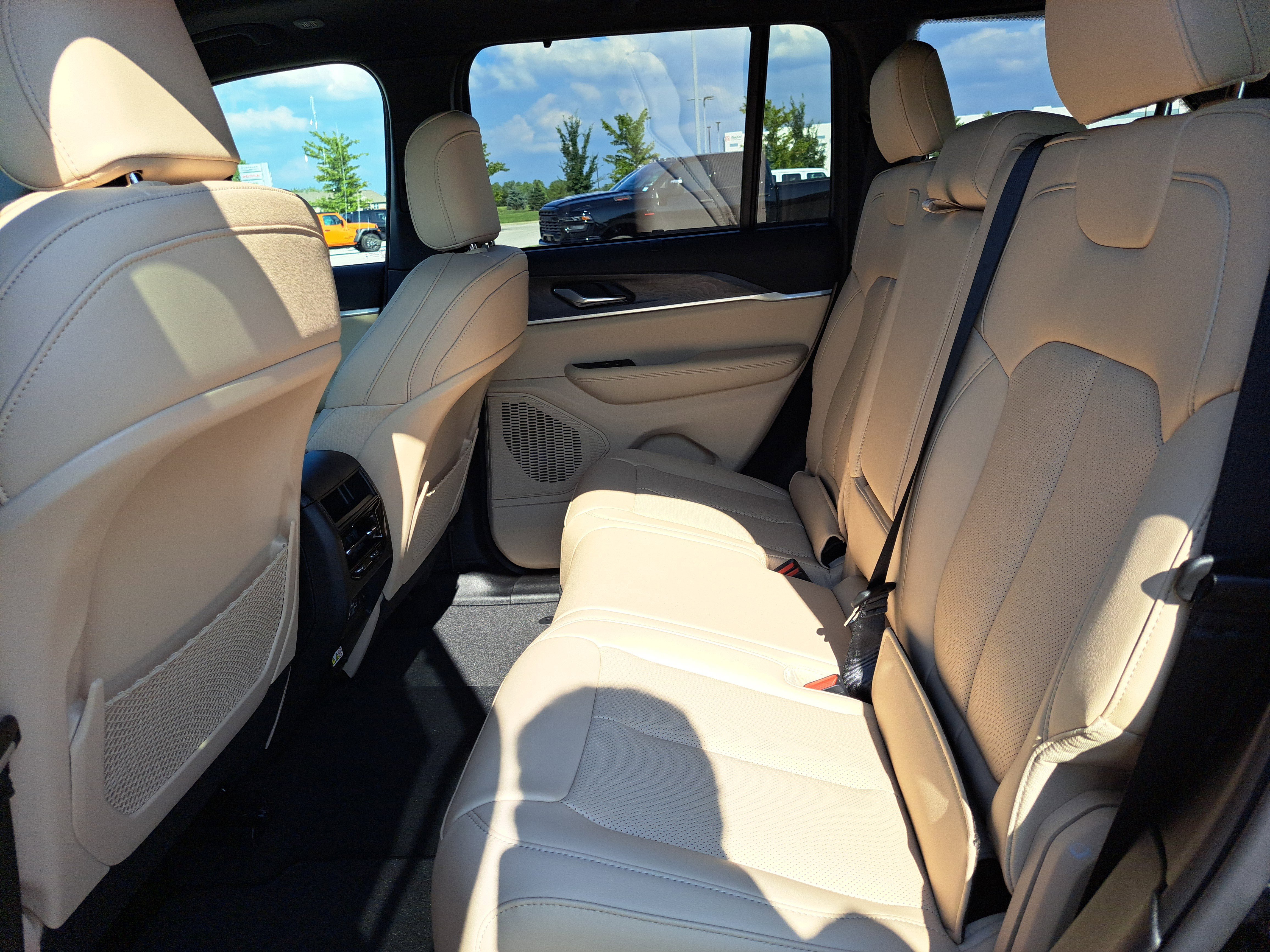 New 2025 Jeep Grand Cherokee Limited w/ Luxury Tech Group II image 10