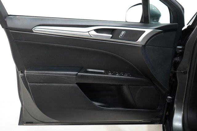 Used 2019 Ford Fusion SE image 16