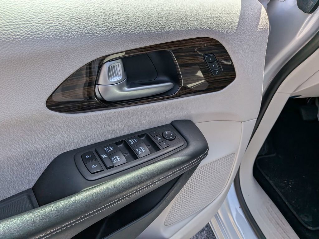 Used 2024 Chrysler Pacifica Limited image 11
