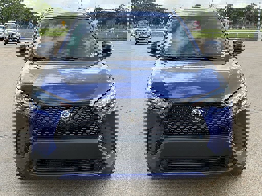 Used 2025 Toyota Corolla Cross LE FWD image 3
