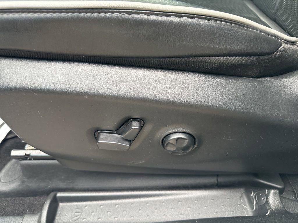 Used 2025 Chrysler Pacifica Limited image 18